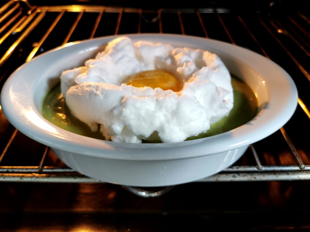 Nuvola d'Uovo su Crema di Piselli in Cocotte - Le ricette di Stef